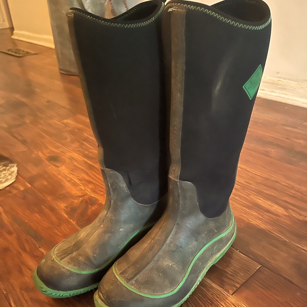 Muck chore boots